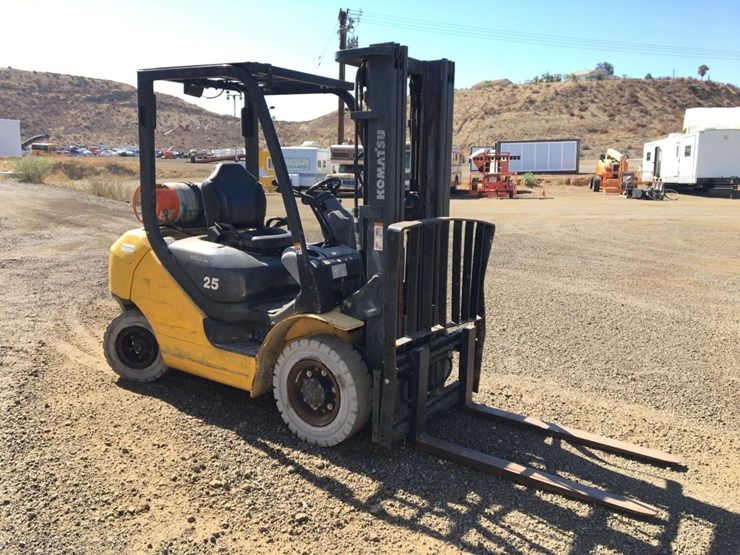 komatsu-fg25t-16-image-2