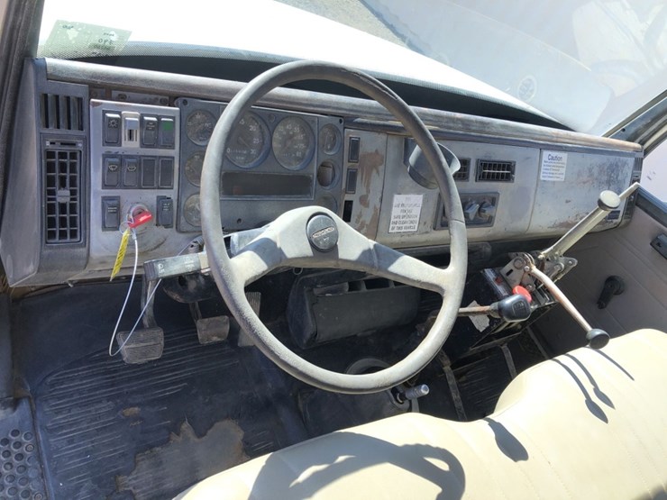 1999-freightliner-fl70-image-9