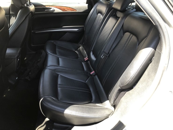 2016-lincoln-mkz-sedan,-image-12