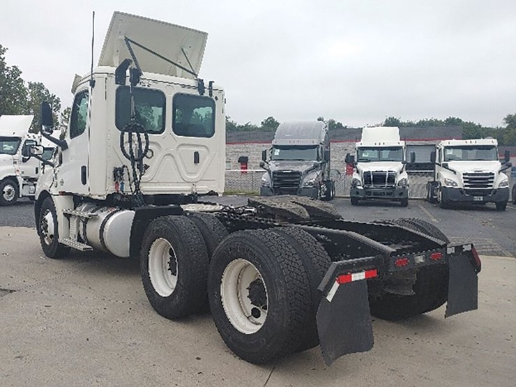 2019-freightliner-cascadia-126-image-2
