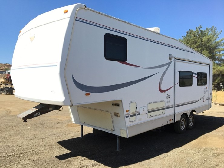 2004-forest-river-cardinal-26ft-5th-wheel-travel-image-2