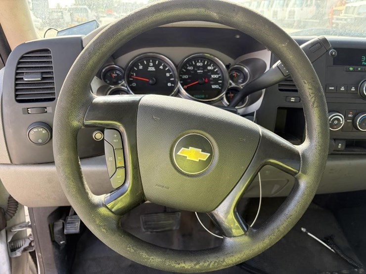 2013-chevrolet-silverado-2500-image-13