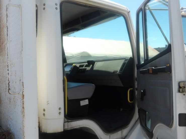 2002-freightliner-fl80-image-15