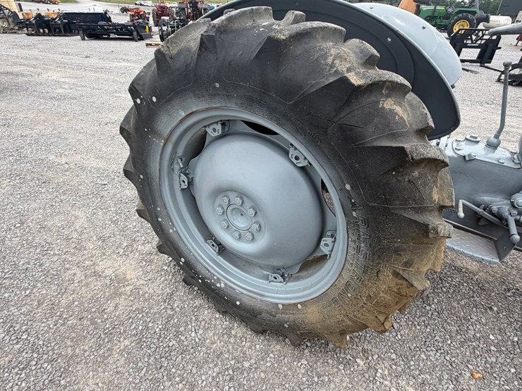 #4-•-1939-henry-ferguson-t020-farm-tractor-image-9