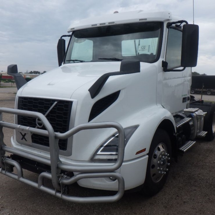 2020 VOLVO VNR300