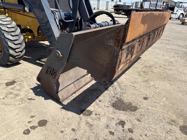 2020-deere-210l-image-11