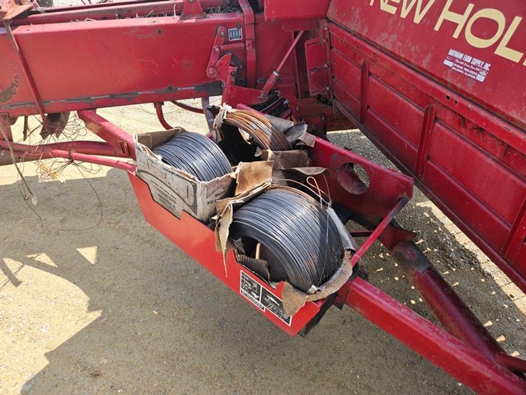 new-holland-320-image-16