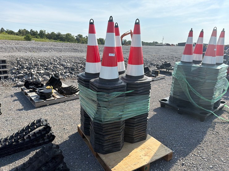 #28-•-lot-of-(100)-safety-cones-image-1