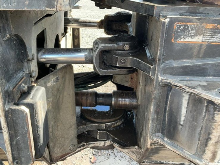 2012-deere-848h-image-51