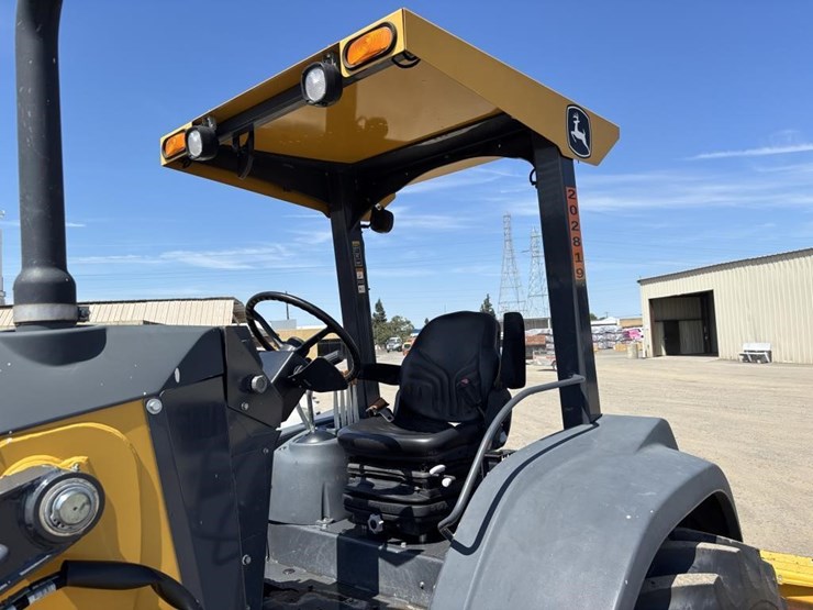 2020-deere-210l-image-37