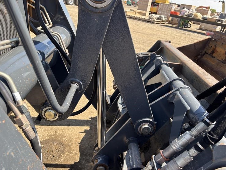 2020-deere-210l-image-22