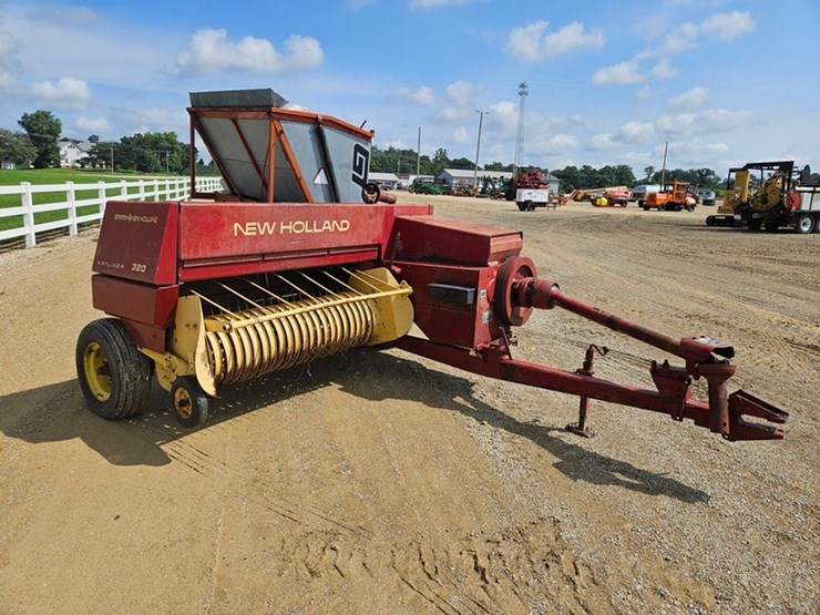 new-holland-320-image-7