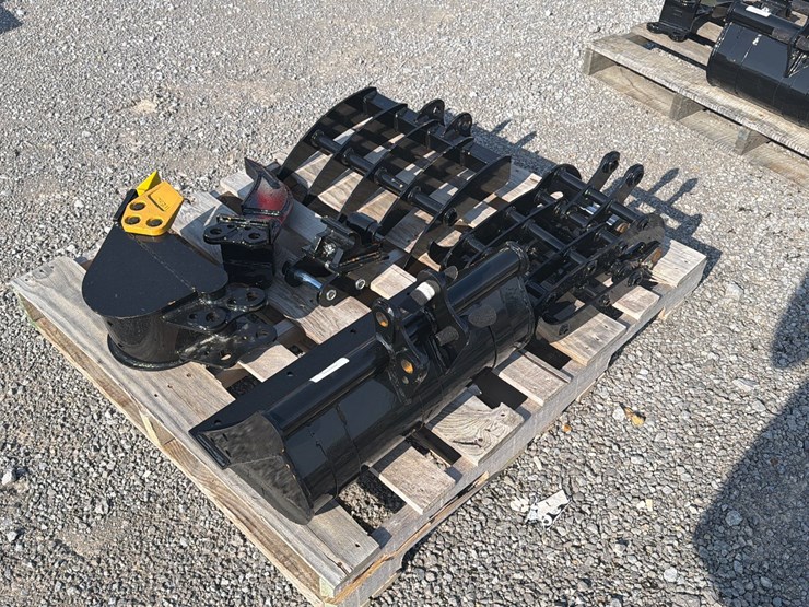 #32-•-lot-of-misc-mini-excavator-attachments-image-2