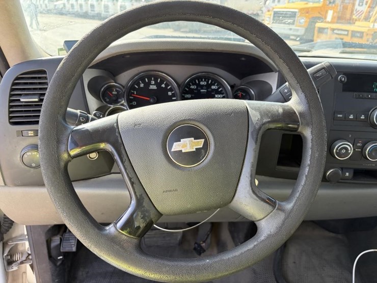 2011-chevrolet-silverado-2500-image-15