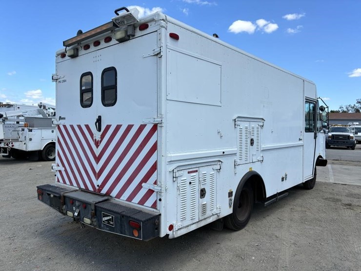 2002-workhorse-p42-image-3