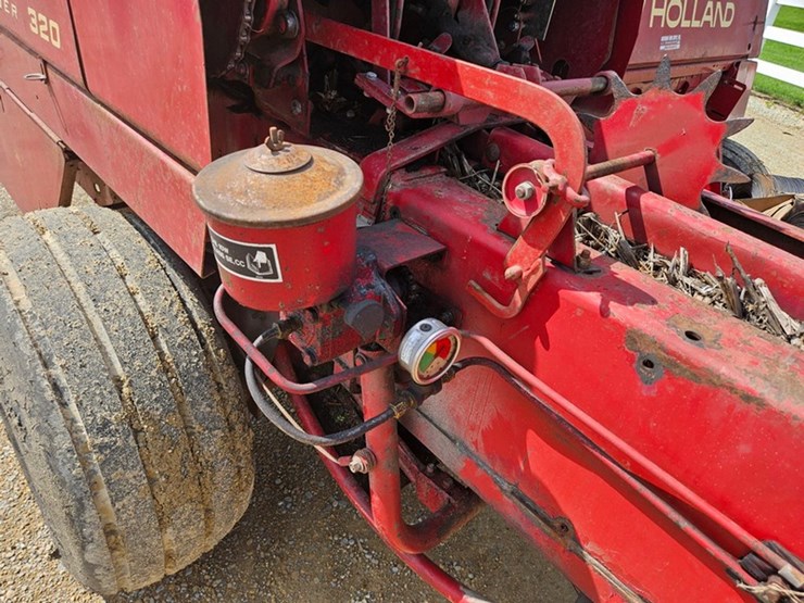 new-holland-320-image-22