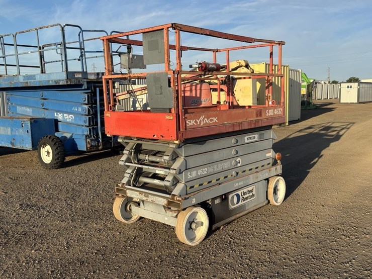 2013-skyjack-sj3-4632-scissor-lift-image-1