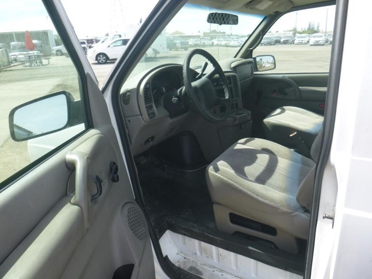 2002-gmc-safari-image-5
