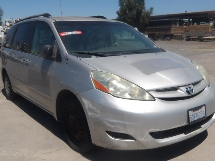 2006-toyota-sienna-le-image-3