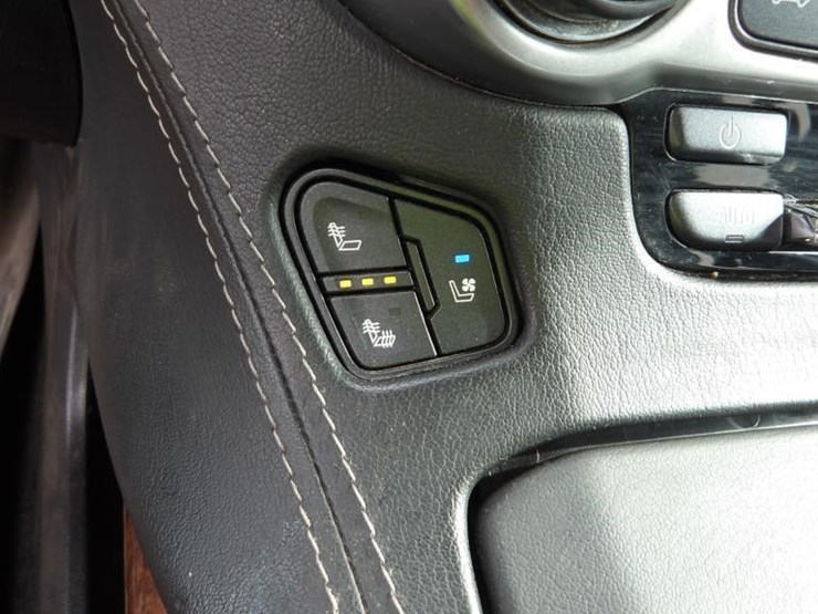 2018-chevrolet-suburban-image-22