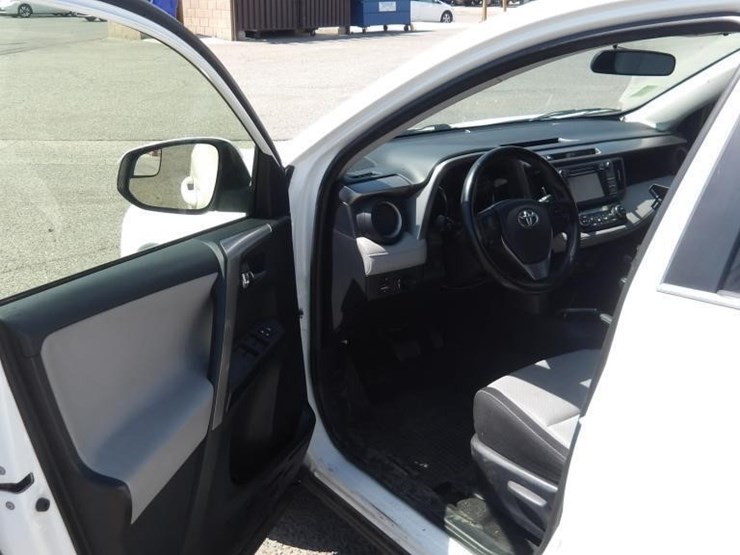 2016-toyota-rav4-image-14