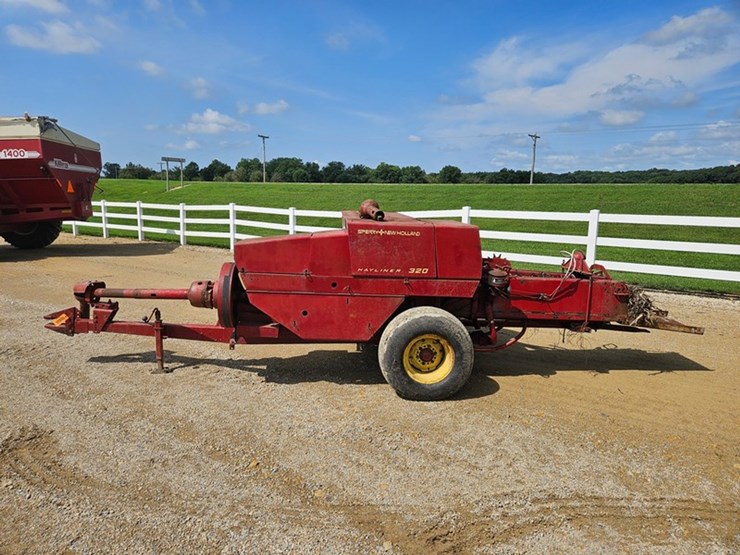 new-holland-320-image-2