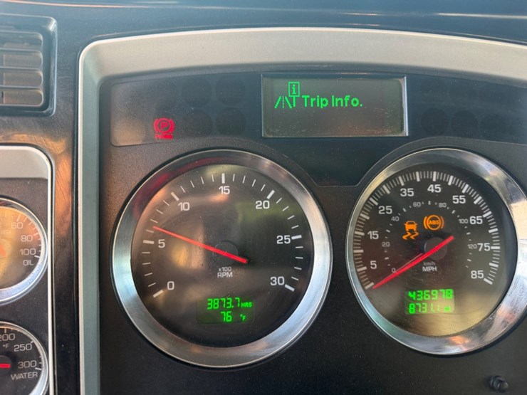 2013-kenworth-t800-image-32