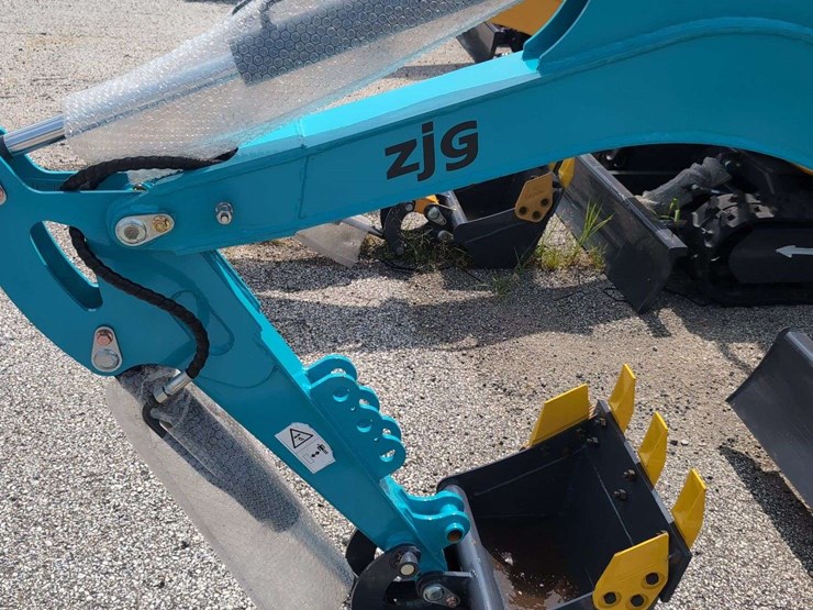 zjg-mini-excavator-zj-12-(blue)---battery-shut-off-switch-damaged-please-review-photos-image-2