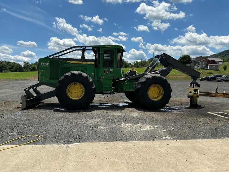 2019-deere-848l-image-3