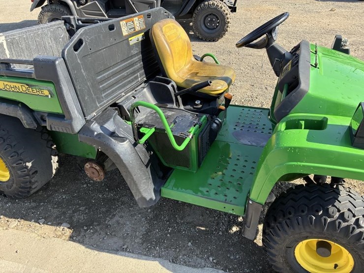 2019-john-deere-gator-image-15
