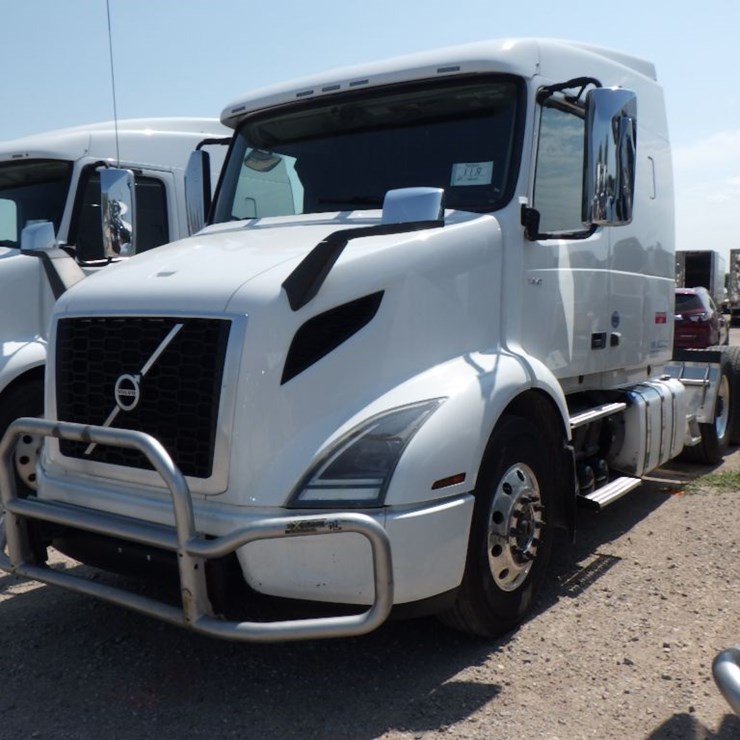 2020 VOLVO VNR640