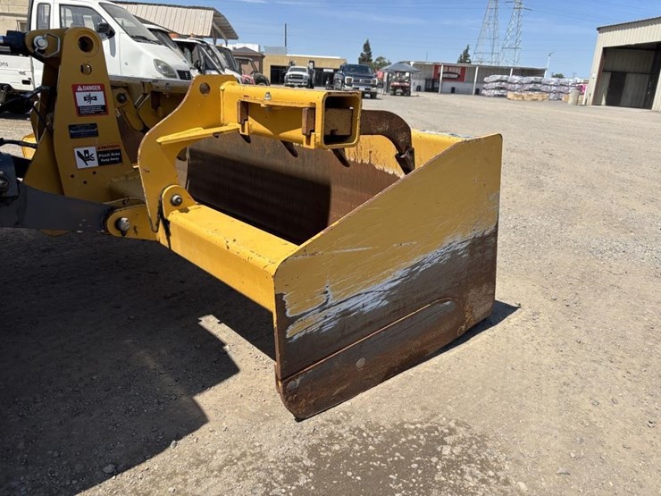 2020-deere-210l-image-26