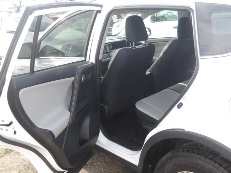 2016-toyota-rav4-image-13