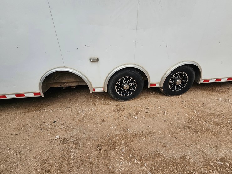 2020-bravo-trailers-40’-x-102”-3-axle-enclosed-gooseneck-trailer-image-9