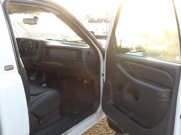 2005-chevrolet-silverado-2500-image-11