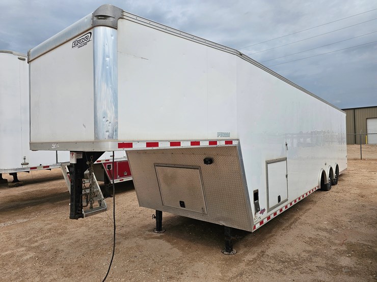 2020-bravo-trailers-40’-x-102”-3-axle-enclosed-gooseneck-trailer-image-1