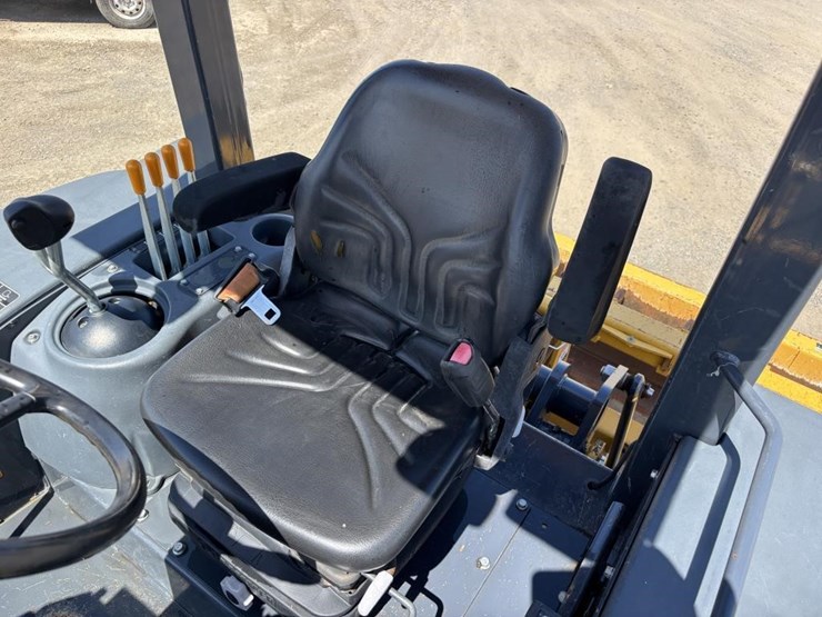 2020-deere-210l-image-38