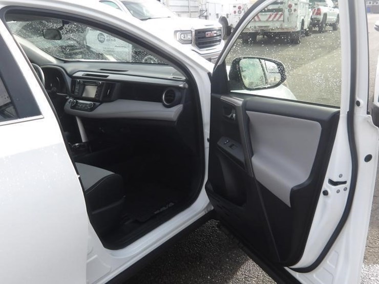 2016-toyota-rav4-image-11