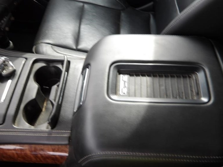 2018-chevrolet-suburban-image-25