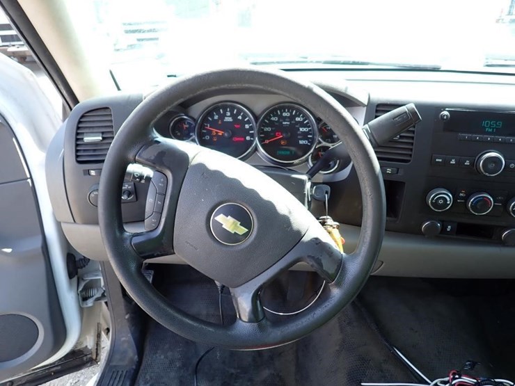 2012-chevrolet-silverado-2500-image-13