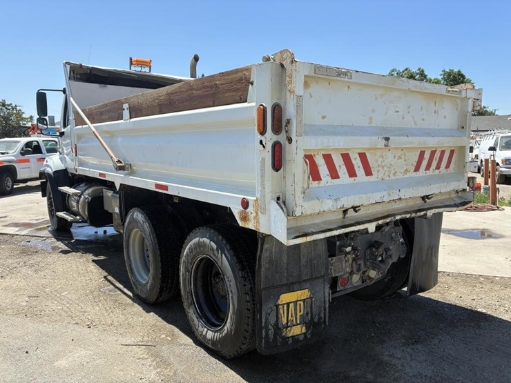 2013-freightliner-114sd-image-4
