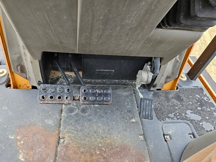 #27-•-case-570d-tractor/loader/scraper-image-25
