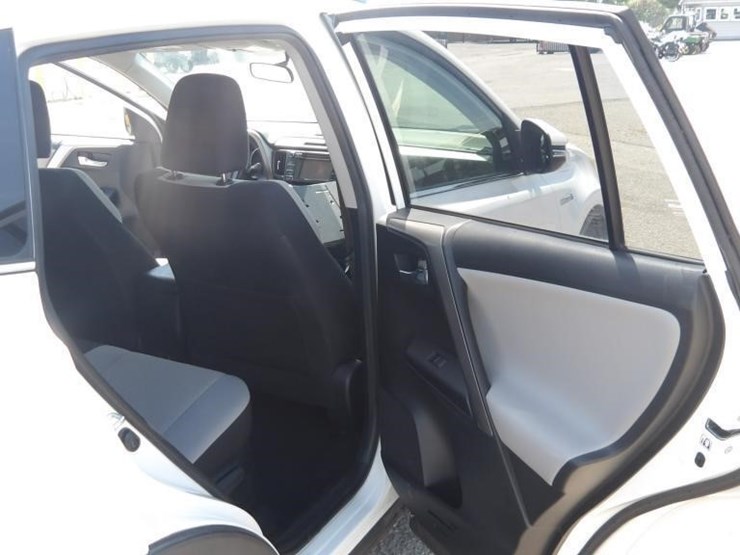 2016-toyota-rav4-image-12
