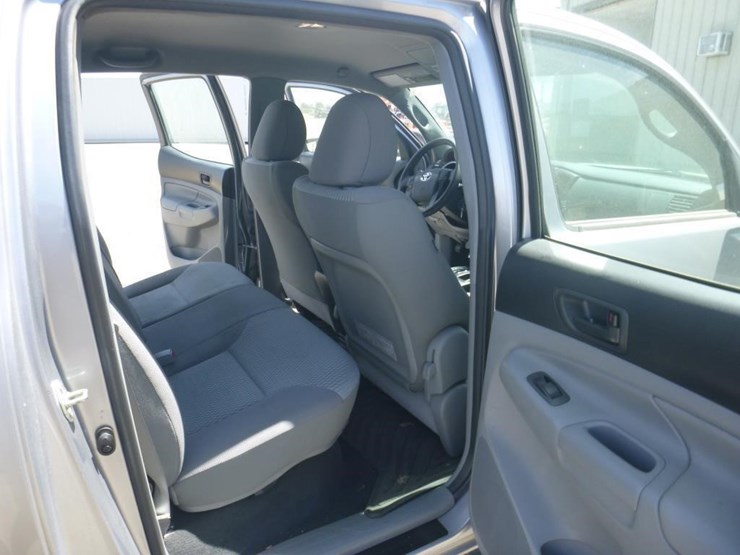 2015-toyota-tacoma-image-8