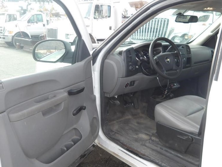 2010-chevrolet-silverado-2500-image-13