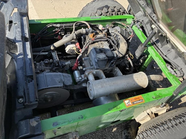 2019-john-deere-gator-image-10