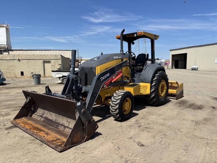 2020-deere-210l-image-1