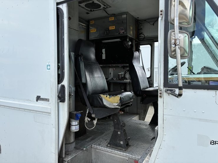 2002-workhorse-p42-image-16