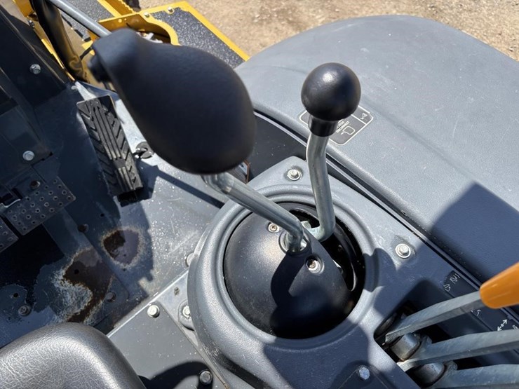 2020-deere-210l-image-46