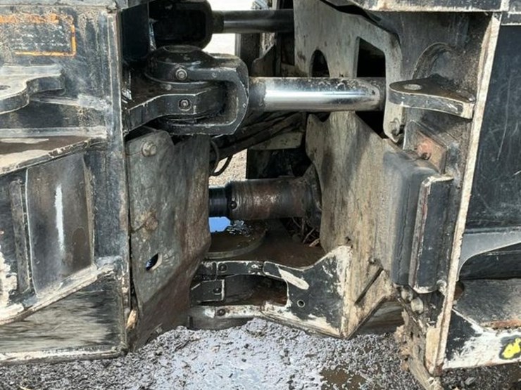 2012-deere-848h-image-40